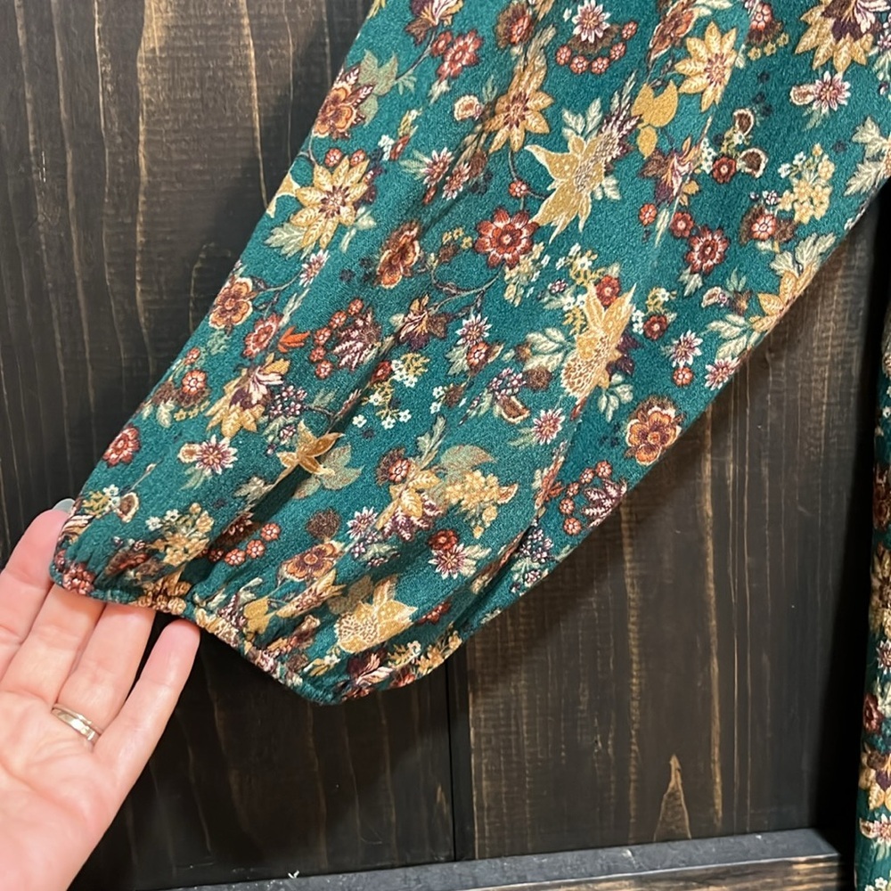 Torrid Smocked Floral Blouse 2 2X Green Long Sleeves Ruffle Shoulders Boho Flowy - Picture 3 of 13